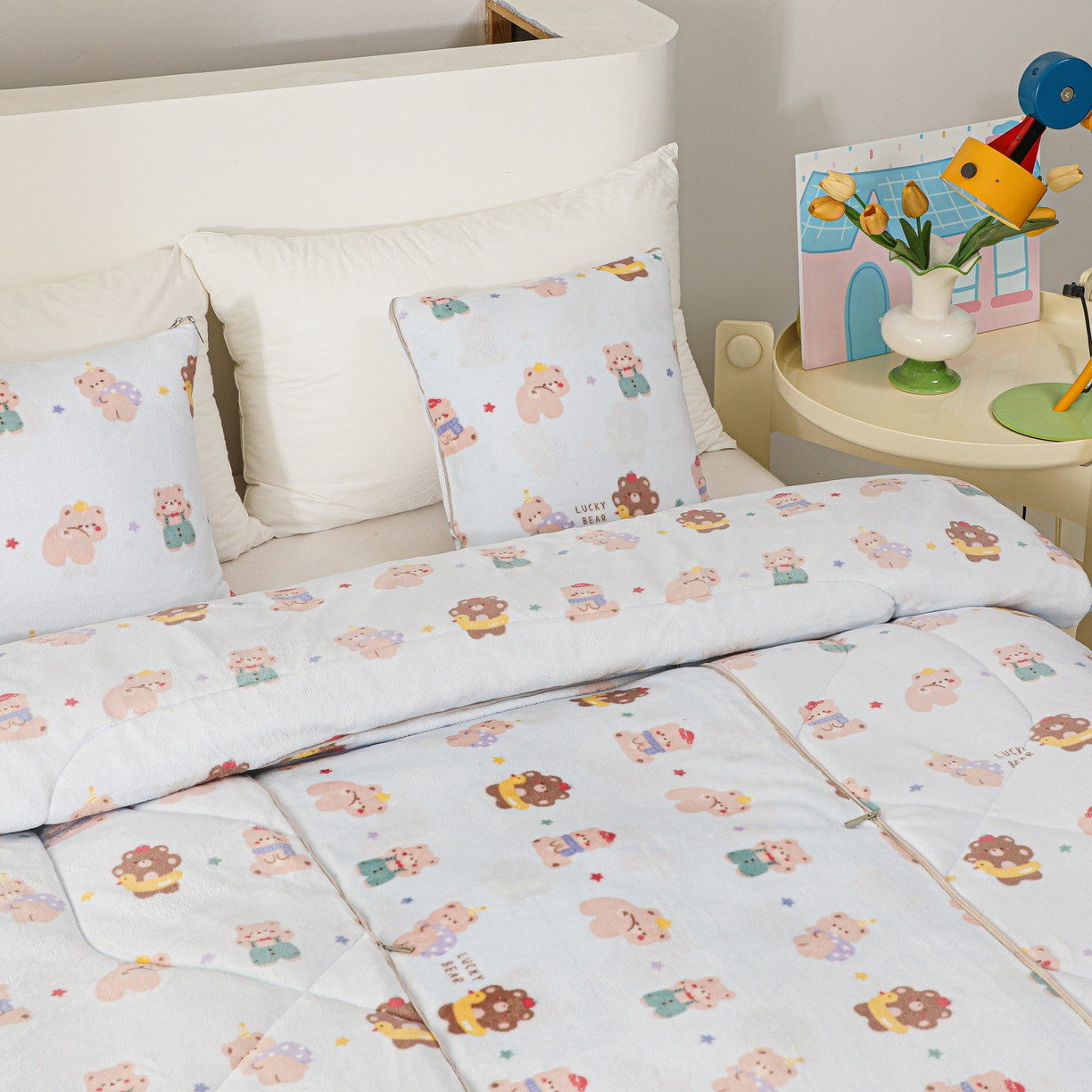 91家纺网 家纺一手货源 找家纺 番茄+ 2025新款牛奶绒卡通印花抱枕被 小熊饼干