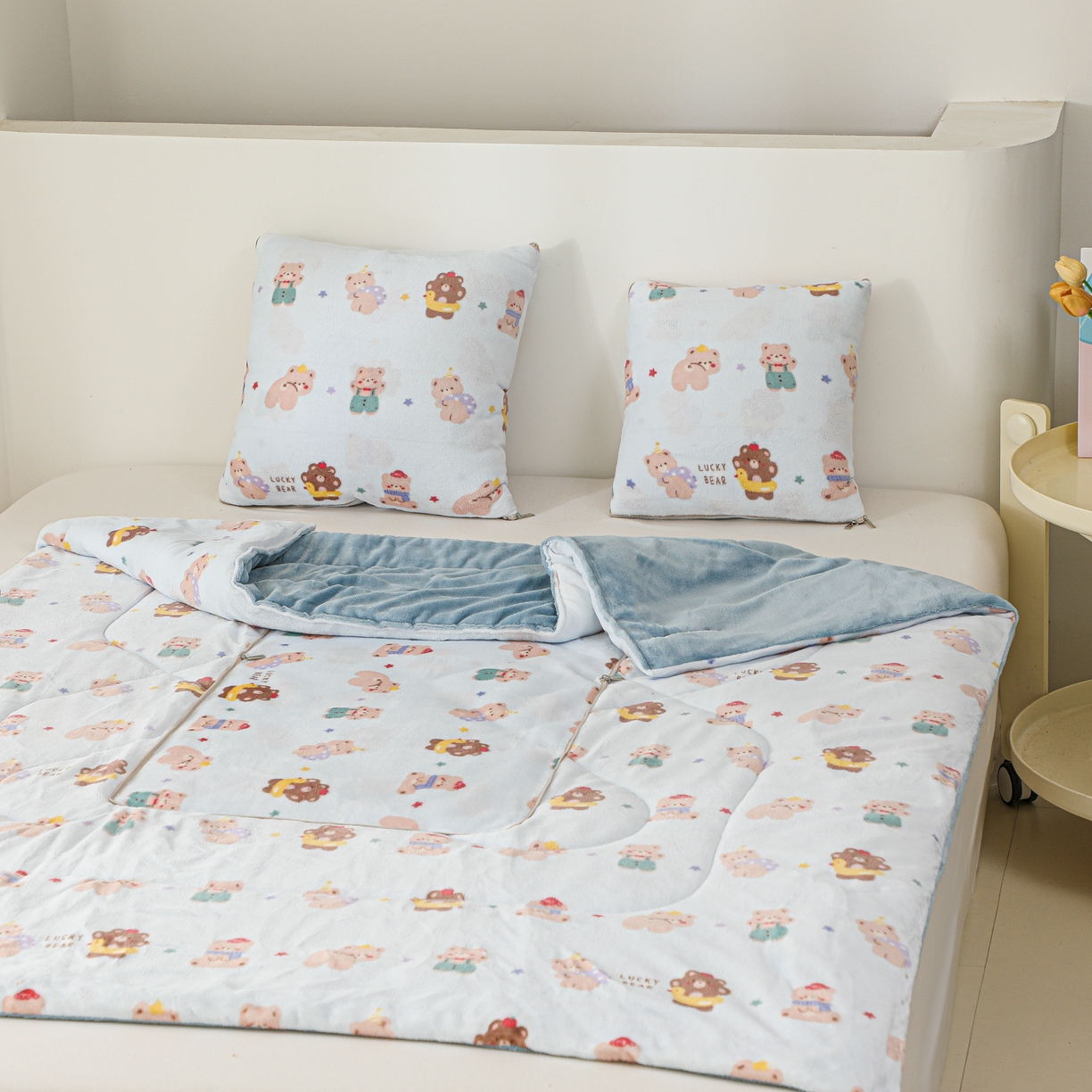 91家纺网 家纺一手货源 找家纺 番茄+ 2025新款牛奶绒卡通印花抱枕被 小熊饼干