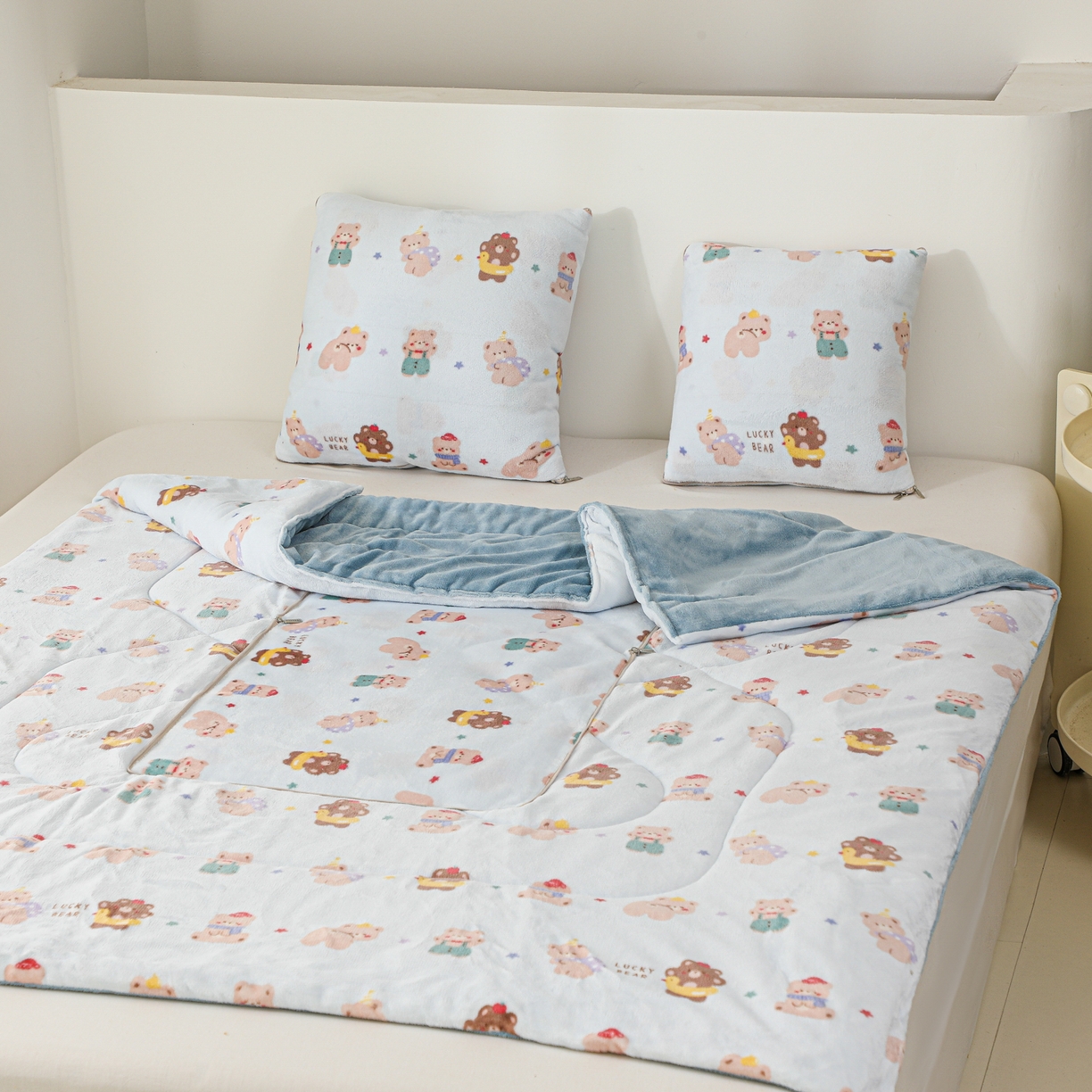 91家纺网 家纺一手货源 找家纺 番茄+ 2025新款牛奶绒卡通印花抱枕被 小熊饼干