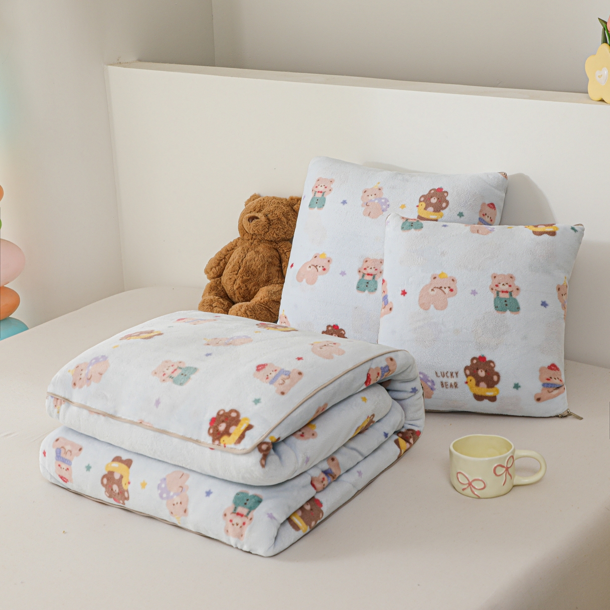91家纺网 家纺一手货源 找家纺 番茄+ 2025新款牛奶绒卡通印花抱枕被 小熊饼干