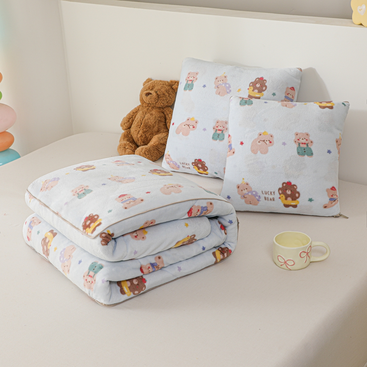 91家纺网 家纺一手货源 找家纺 番茄+ 2025新款牛奶绒卡通印花抱枕被 小熊饼干