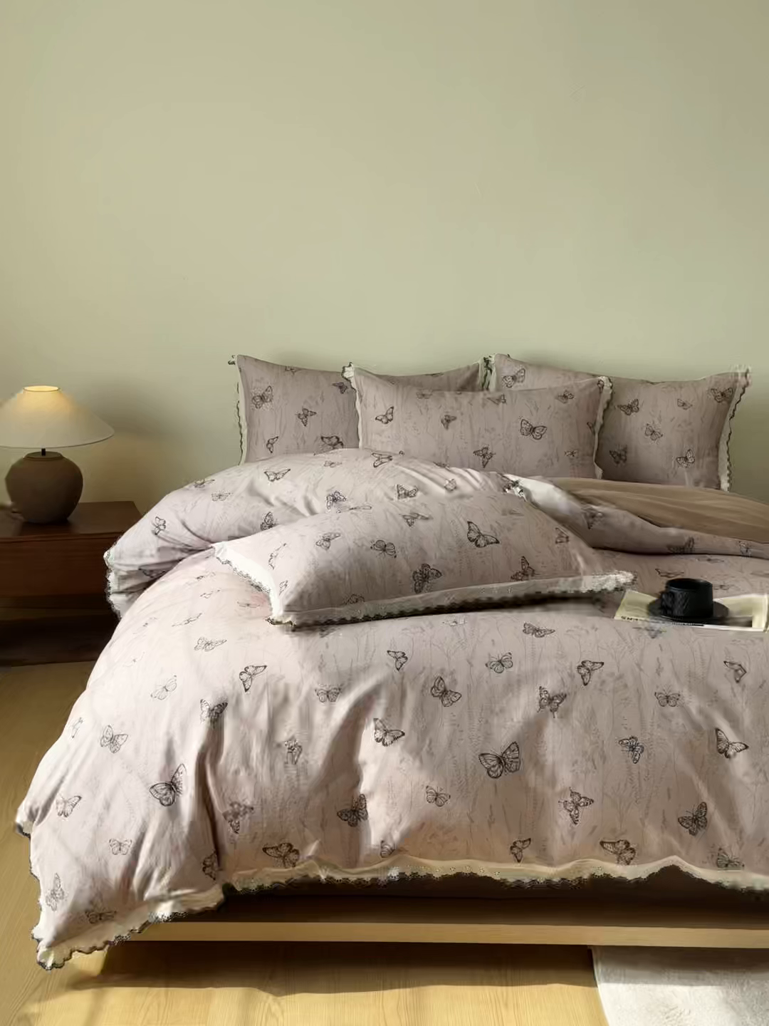 91家纺网 家纺一手货源 找家纺 舒慕家纺 2025新款全棉磨毛花边赫本风磨毛四件套（送高端包装） 梦蝶-咖