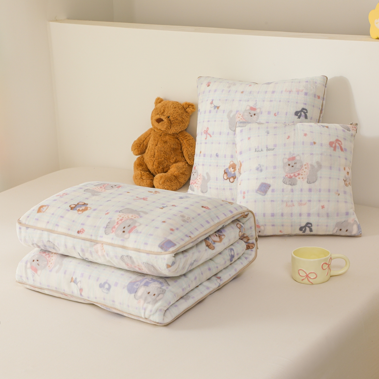 91家纺网 家纺一手货源 找家纺 番茄+ 2025新款牛奶绒卡通印花抱枕被 小象与猫咪