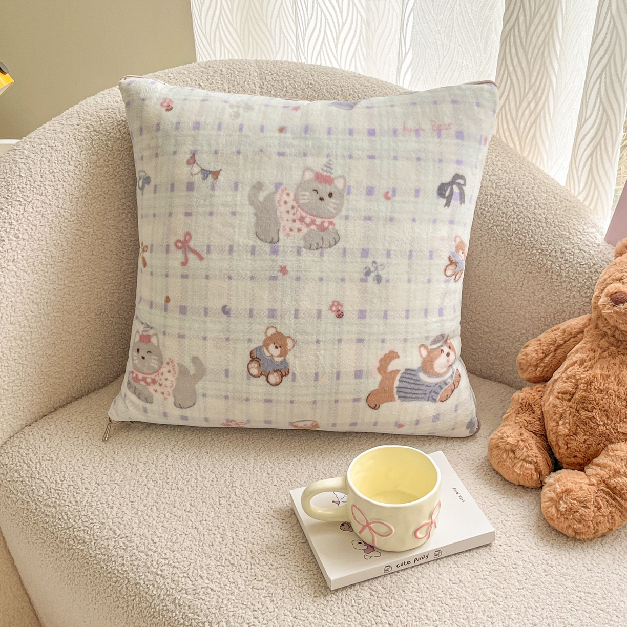 91家纺网 家纺一手货源 找家纺 番茄+ 2025新款牛奶绒卡通印花抱枕被 小象与猫咪