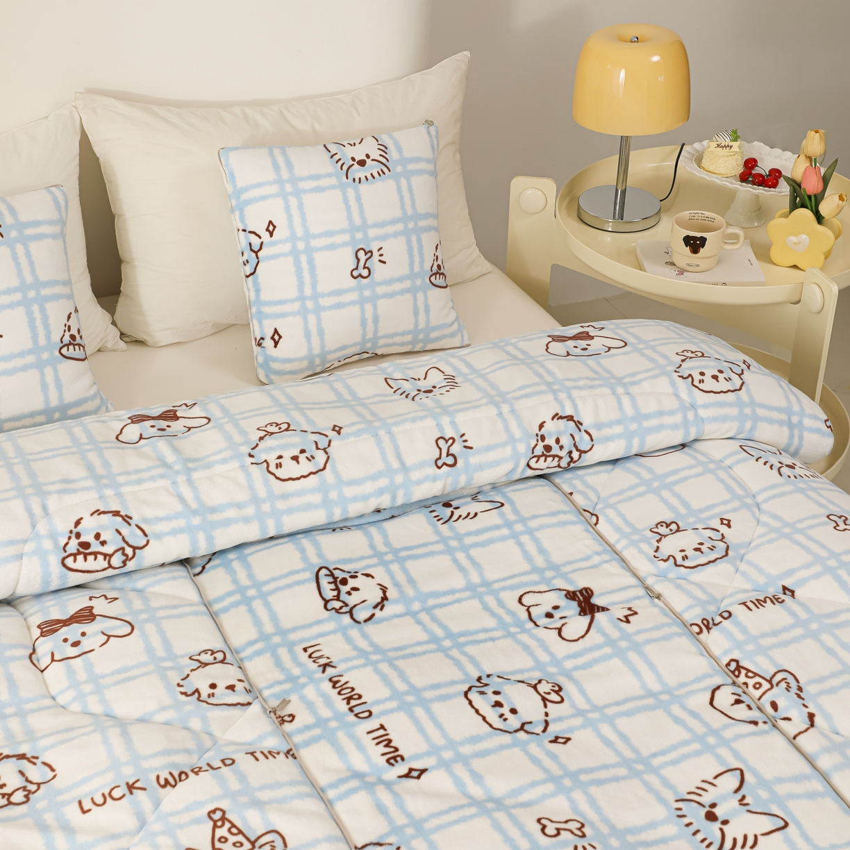 91家纺网 家纺一手货源 找家纺 番茄+ 2025新款牛奶绒卡通印花抱枕被 格子狗