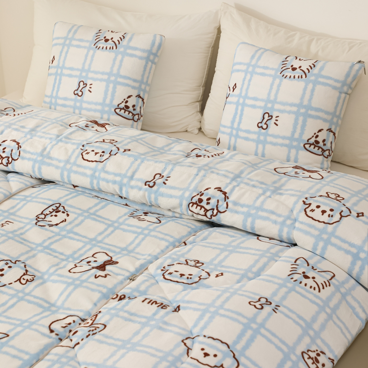 91家纺网 家纺一手货源 找家纺 番茄+ 2025新款牛奶绒卡通印花抱枕被 格子狗