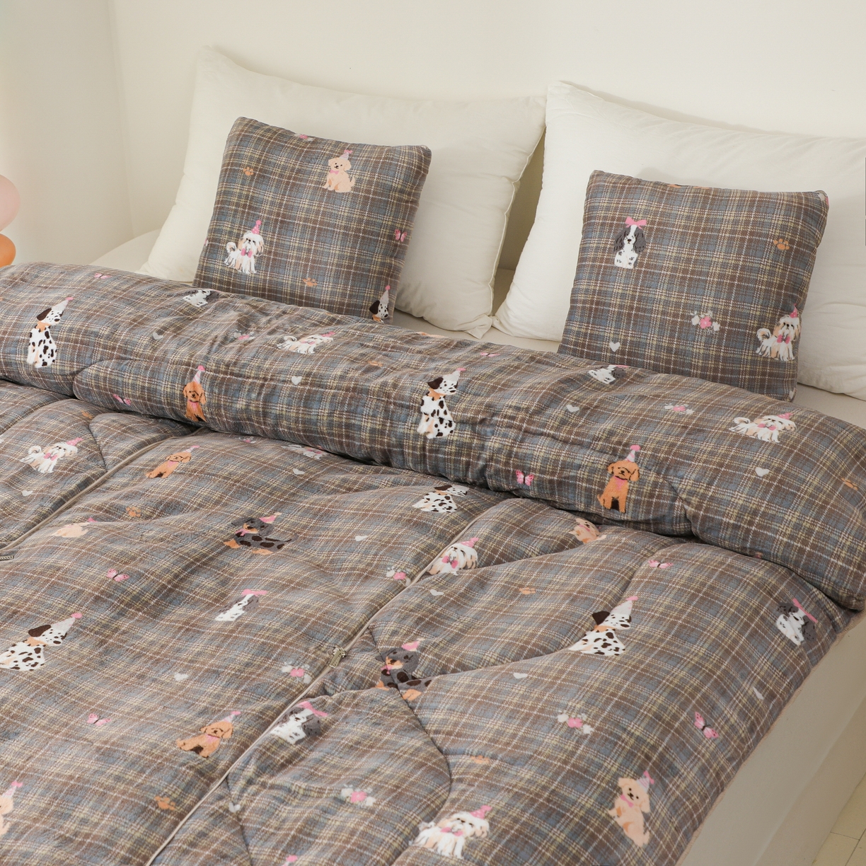 91家纺网 家纺一手货源 找家纺 番茄+ 2025新款牛奶绒卡通印花抱枕被 宠物乐园