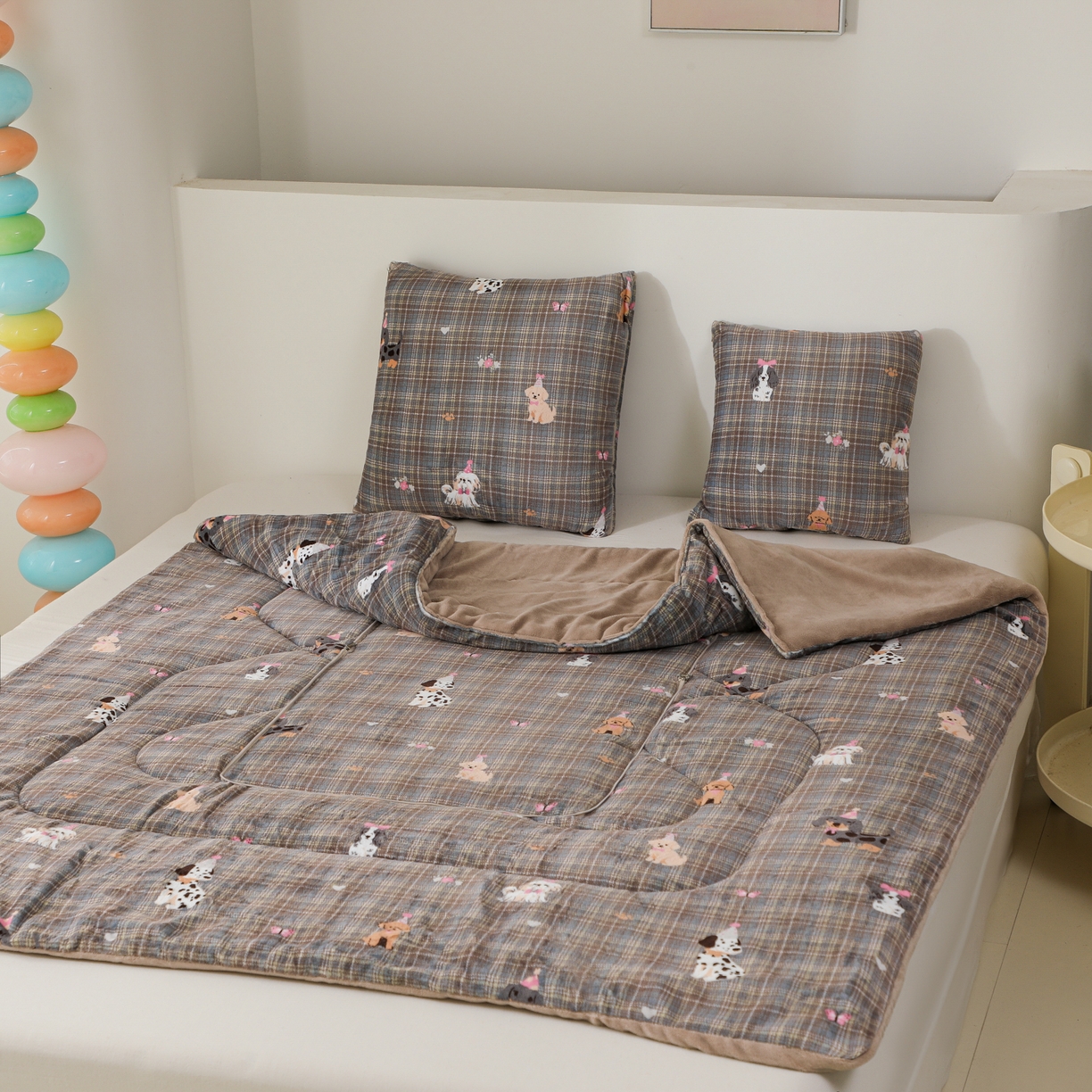 91家纺网 家纺一手货源 找家纺 番茄+ 2025新款牛奶绒卡通印花抱枕被 宠物乐园