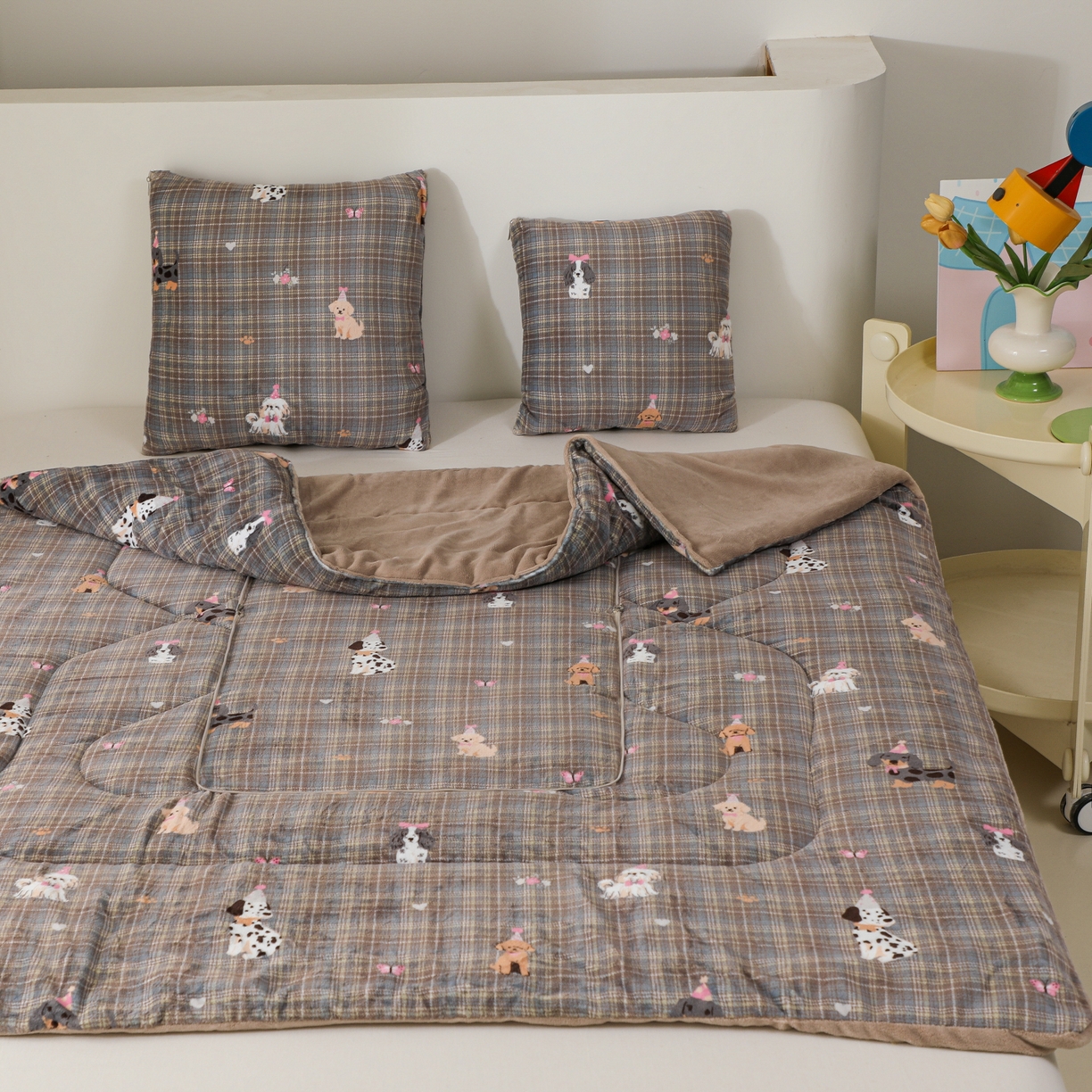 91家纺网 家纺一手货源 找家纺 番茄+ 2025新款牛奶绒卡通印花抱枕被 宠物乐园