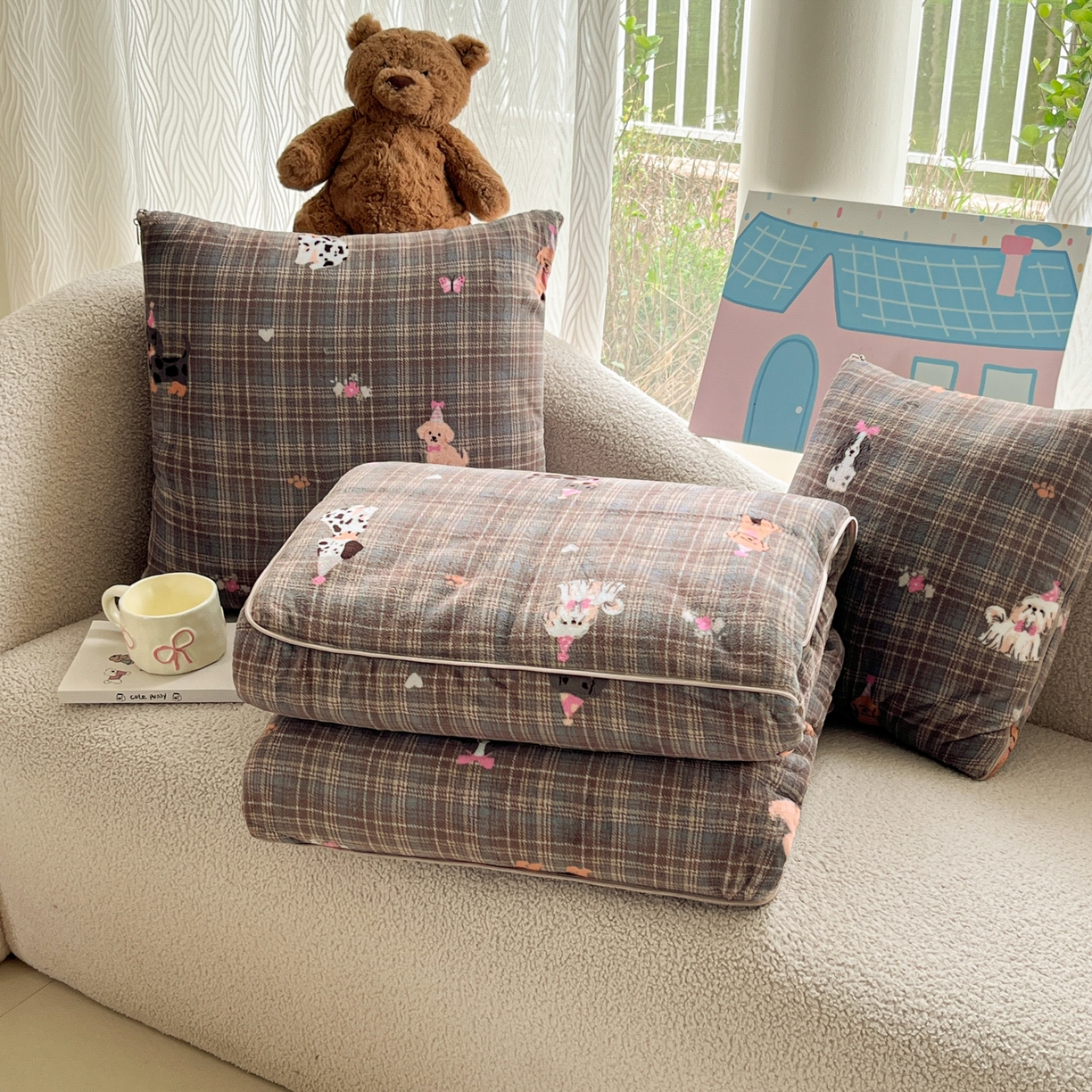 91家纺网 家纺一手货源 找家纺 番茄+ 2025新款牛奶绒卡通印花抱枕被 宠物乐园