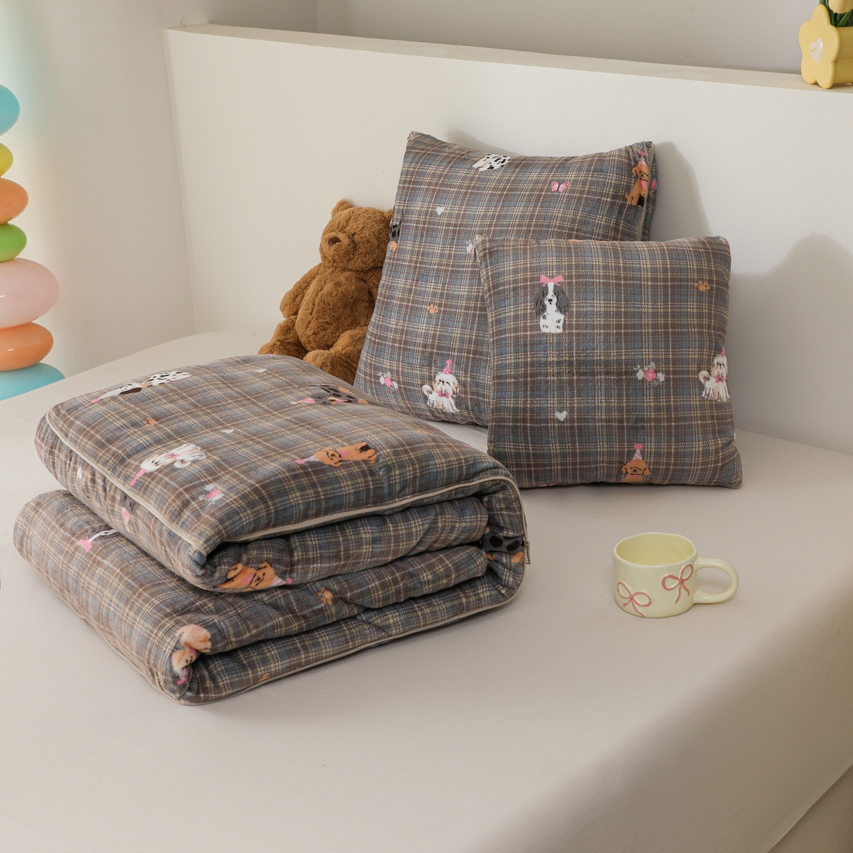 91家纺网 家纺一手货源 找家纺 番茄+ 2025新款牛奶绒卡通印花抱枕被 宠物乐园