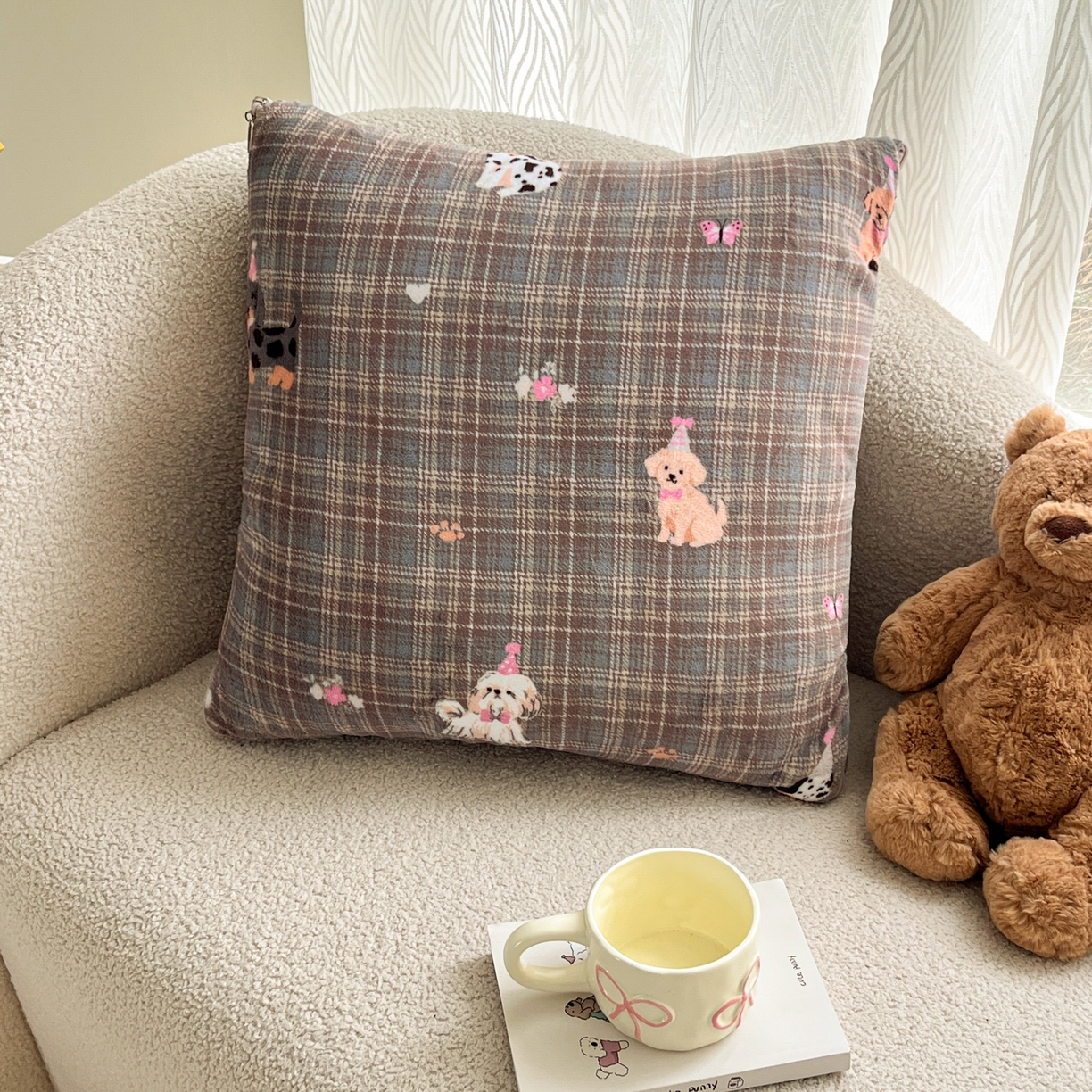 91家纺网 家纺一手货源 找家纺 番茄+ 2025新款牛奶绒卡通印花抱枕被 宠物乐园