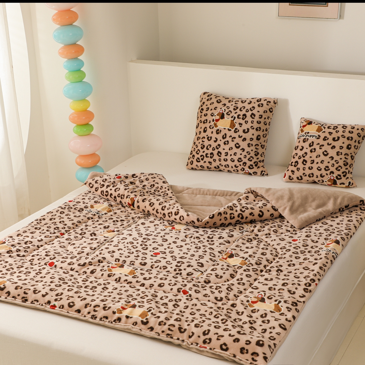 91家纺网 家纺一手货源 找家纺 番茄+ 2025新款牛奶绒卡通印花抱枕被 豹点狗