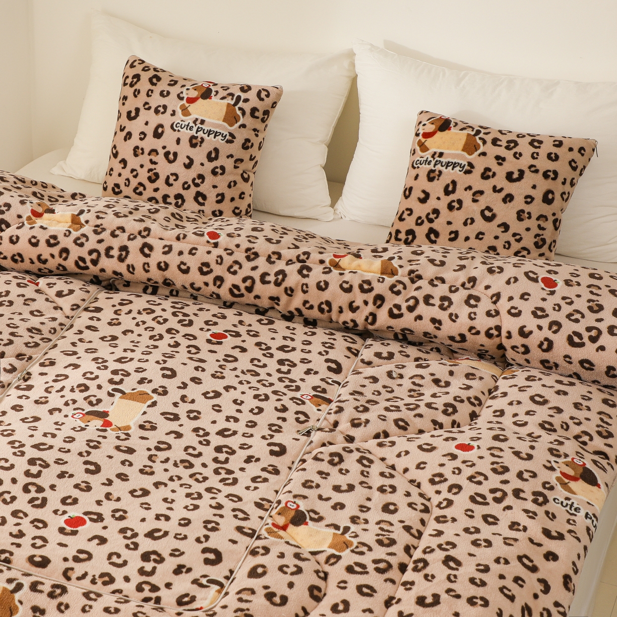 91家纺网 家纺一手货源 找家纺 番茄+ 2025新款牛奶绒卡通印花抱枕被 豹点狗