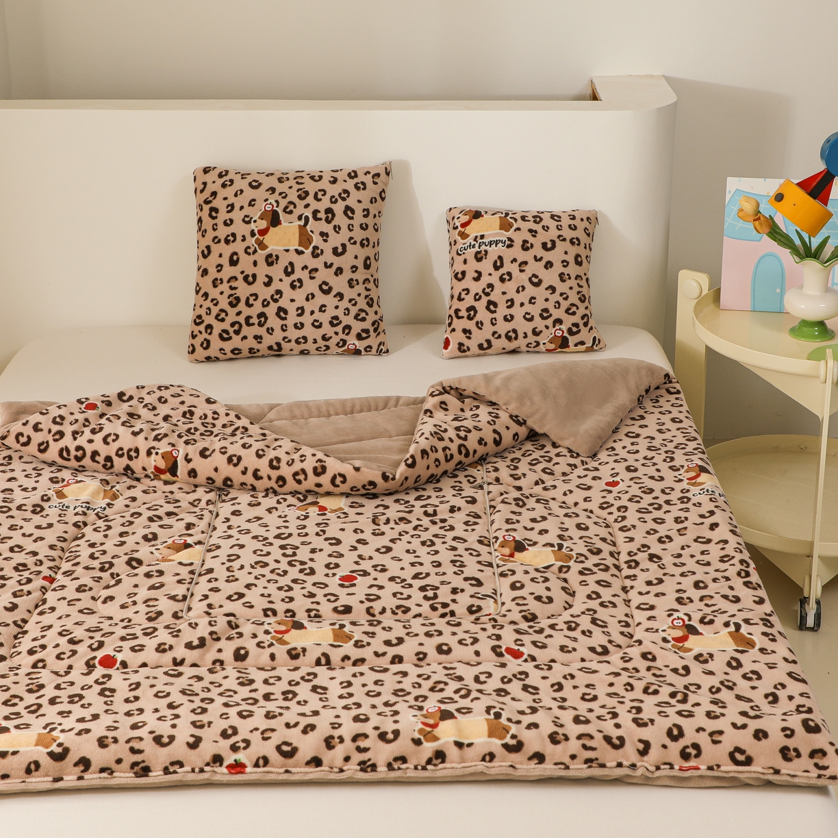 91家纺网 家纺一手货源 找家纺 番茄+ 2025新款牛奶绒卡通印花抱枕被 豹点狗