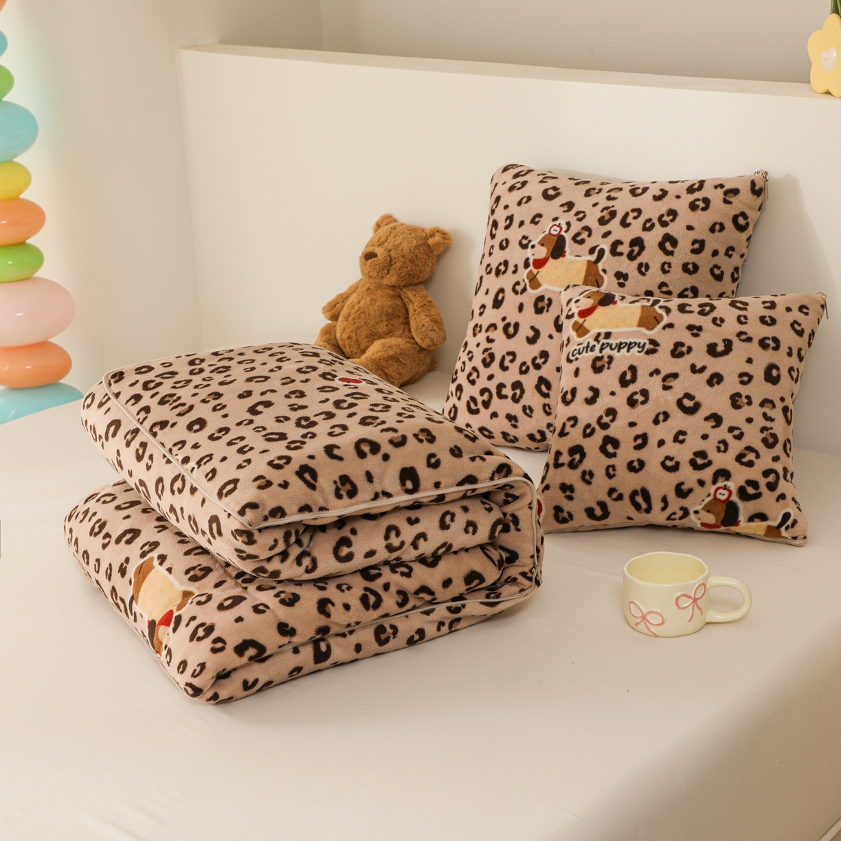 91家纺网 家纺一手货源 找家纺 番茄+ 2025新款牛奶绒卡通印花抱枕被 豹点狗