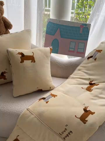 91家纺网 家纺一手货源 找家纺 番茄+ 2025新款牛奶绒卡通印花抱枕被 腊肠小狗
