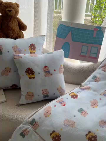 91家纺网 家纺一手货源 找家纺 番茄+ 2025新款牛奶绒卡通印花抱枕被 小熊饼干