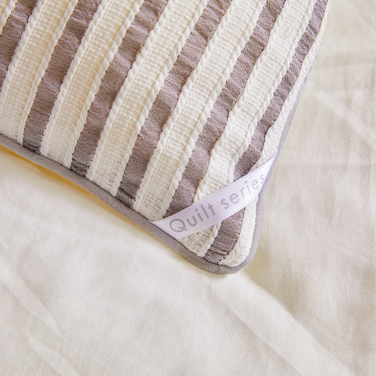 91家纺网 家纺一手货源 找家纺 金喜家居 2025秋冬新款色织提花大豆被学生被被子被芯春秋被冬被 杏子灰