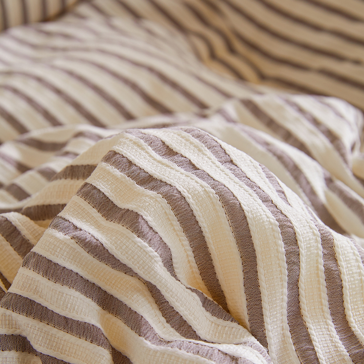 91家纺网 家纺一手货源 找家纺 金喜家居 2025秋冬新款色织提花大豆被学生被被子被芯春秋被冬被 杏子灰