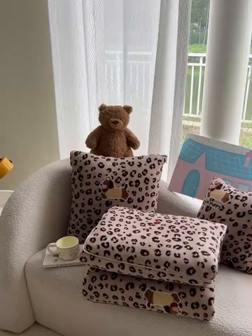 91家纺网 家纺一手货源 找家纺 番茄+ 2025新款牛奶绒卡通印花抱枕被 豹点狗