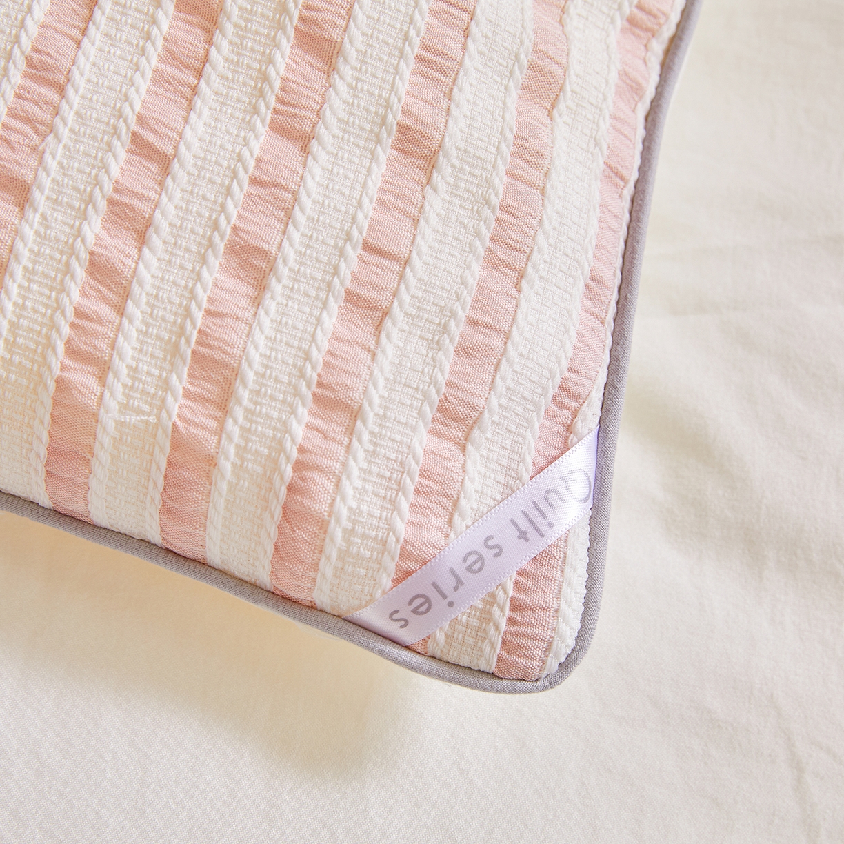 91家纺网 家纺一手货源 找家纺 金喜家居 2025秋冬新款色织提花大豆被学生被被子被芯春秋被冬被 樱花粉