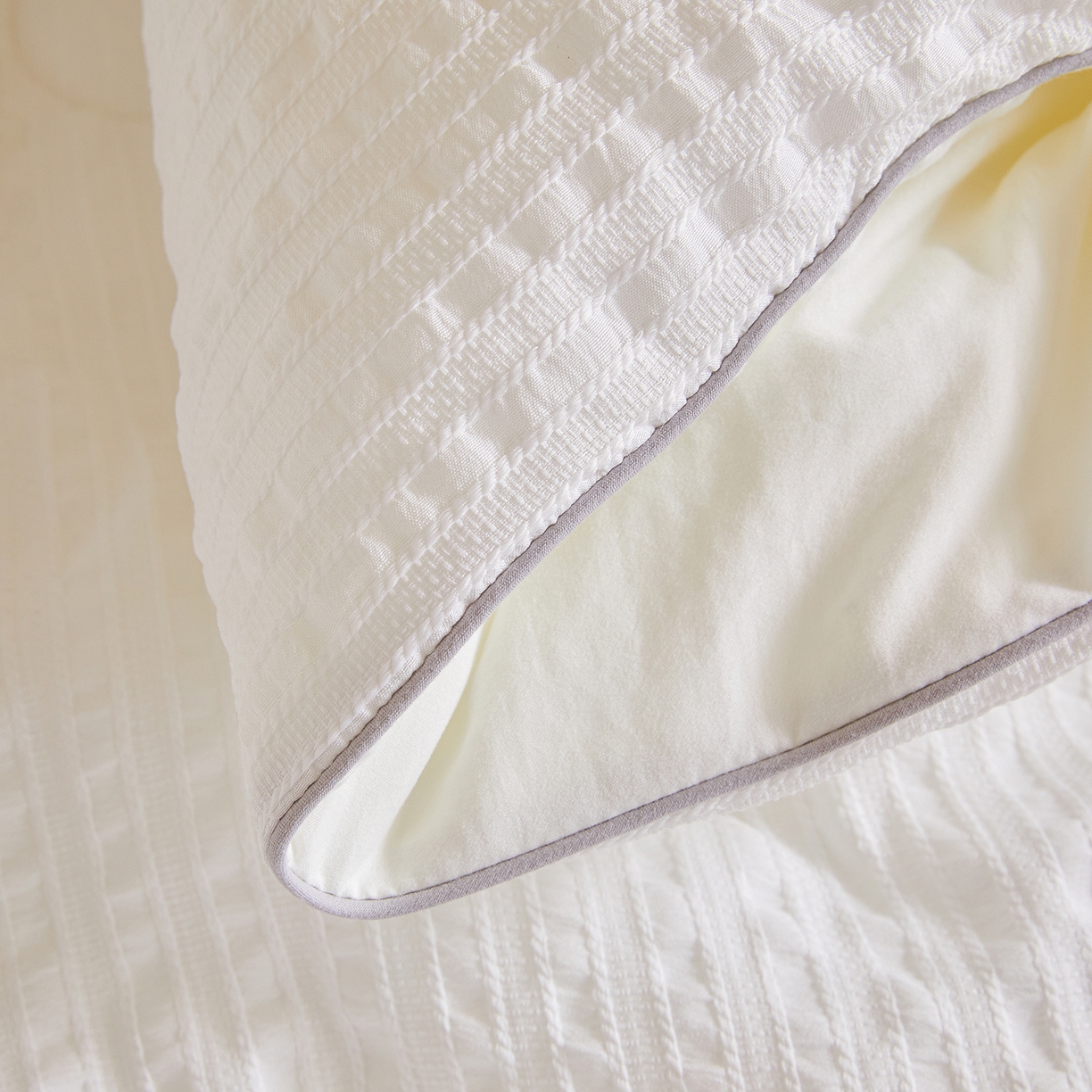 91家纺网 家纺一手货源 找家纺 金喜家居 2025秋冬新款色织提花大豆被学生被被子被芯春秋被冬被 月光白