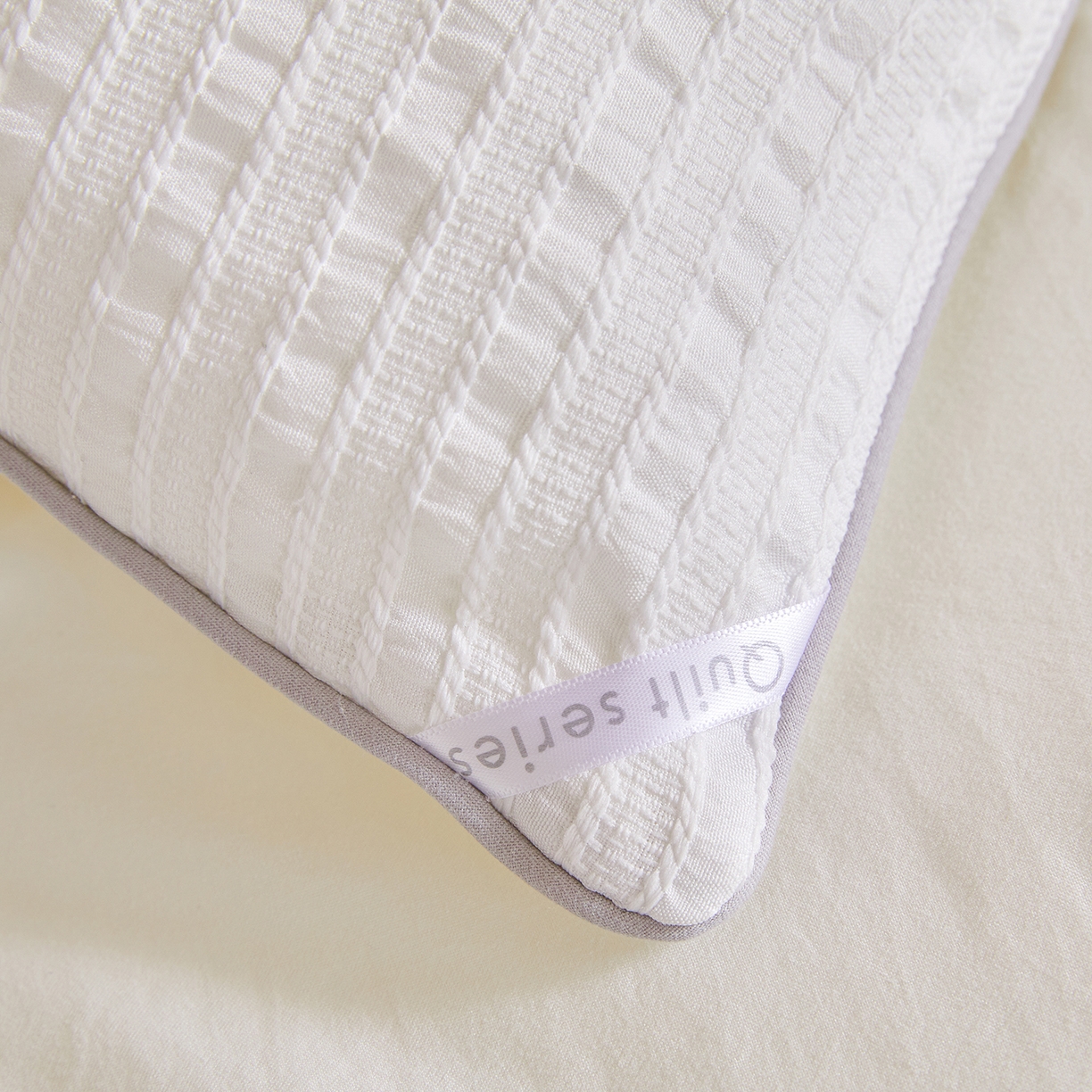 91家纺网 家纺一手货源 找家纺 金喜家居 2025秋冬新款色织提花大豆被学生被被子被芯春秋被冬被 月光白