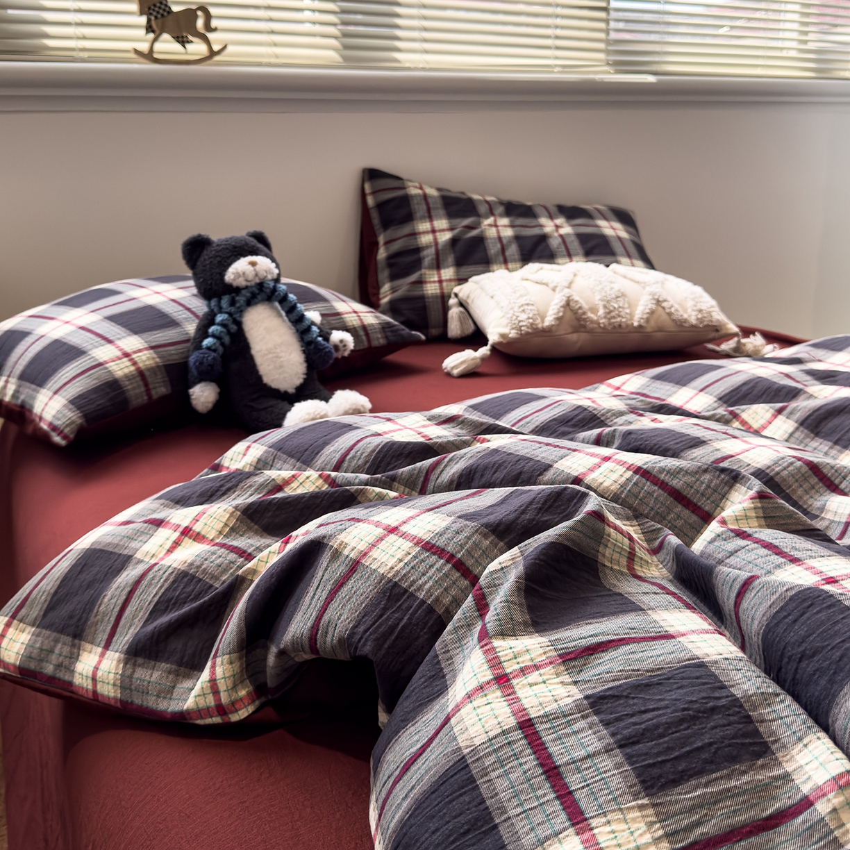 91家纺网 家纺一手货源 找家纺 水墨江南 2025新款高克重云感双层纱印花四件套-场景二 苏格兰格