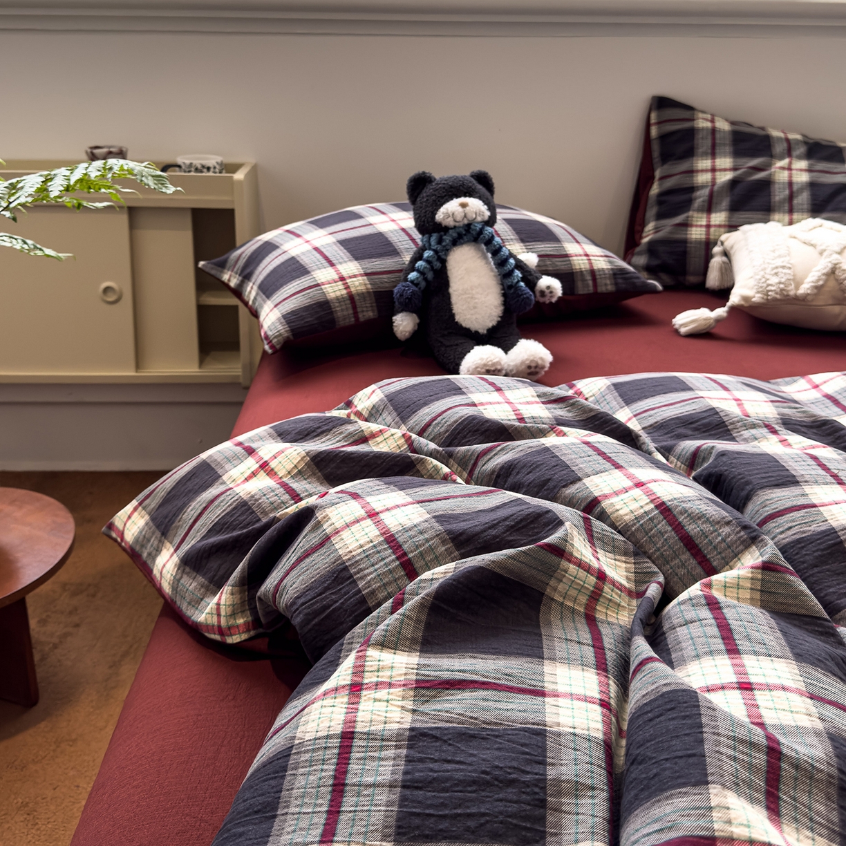 91家纺网 家纺一手货源 找家纺 水墨江南 2025新款高克重云感双层纱印花四件套-场景二 苏格兰格