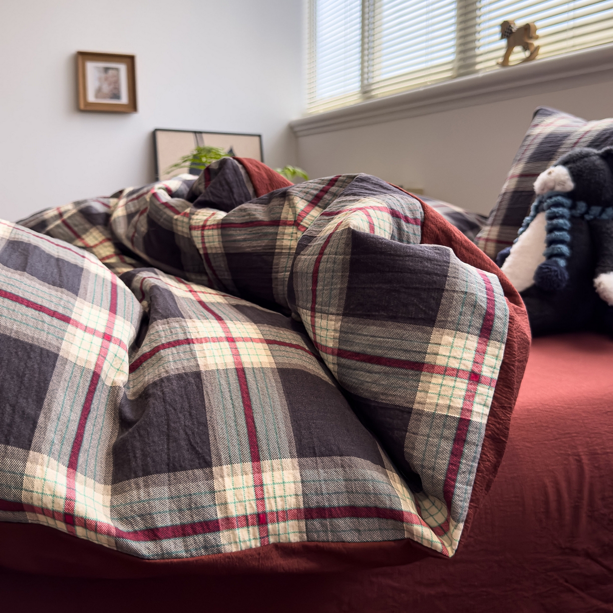 91家纺网 家纺一手货源 找家纺 水墨江南 2025新款高克重云感双层纱印花四件套-场景二 苏格兰格