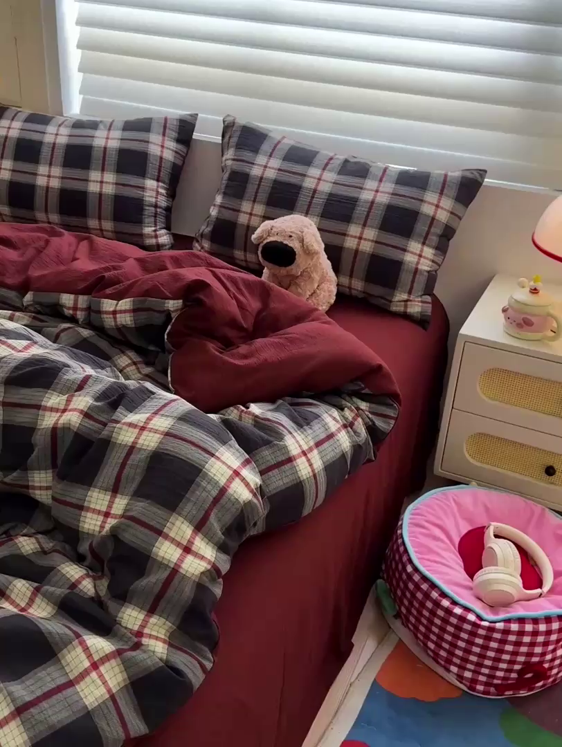 91家纺网 家纺一手货源 找家纺 水墨江南 2025新款高克重云感双层纱印花四件套-场景二 苏格兰格