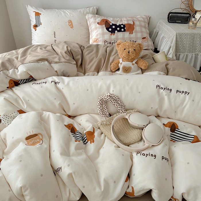 91家纺网 家纺一手货源 找家纺 桃心家居 2025新款A类亲肤舒适软糯云柔水洗棉数码印花混搭四件套-少女卡通奶乎乎 云柔水洗棉-奶咖小腊肠