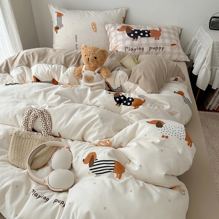 91家纺网 家纺一手货源 找家纺 桃心家居 2025新款A类亲肤舒适软糯云柔水洗棉数码印花混搭四件套-少女卡通奶乎乎 云柔水洗棉-奶咖小腊肠