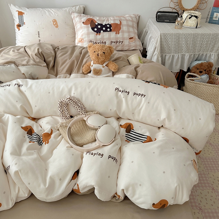 91家纺网 家纺一手货源 找家纺 桃心家居 2025新款A类亲肤舒适软糯云柔水洗棉数码印花混搭四件套-少女卡通奶乎乎 云柔水洗棉-奶咖小腊肠