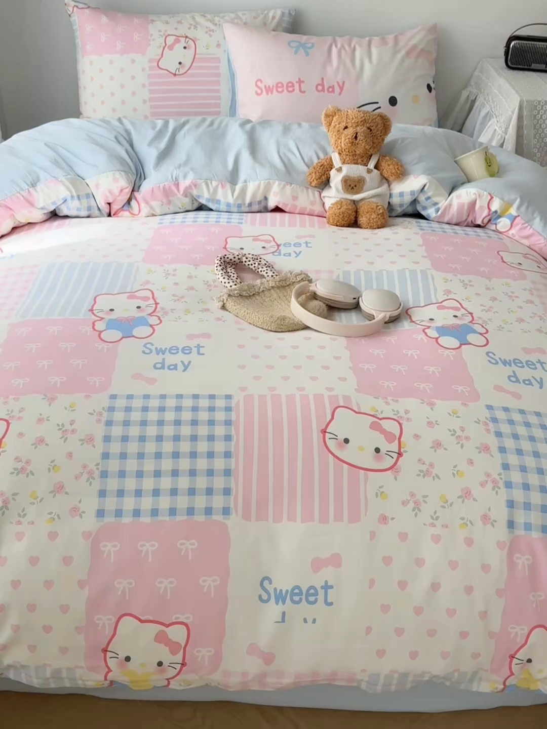 91家纺网 家纺一手货源 找家纺 桃心家居 2025新款A类亲肤舒适软糯云柔水洗棉数码印花混搭四件套-少女卡通奶乎乎 云柔水洗棉-甜甜布偶猫