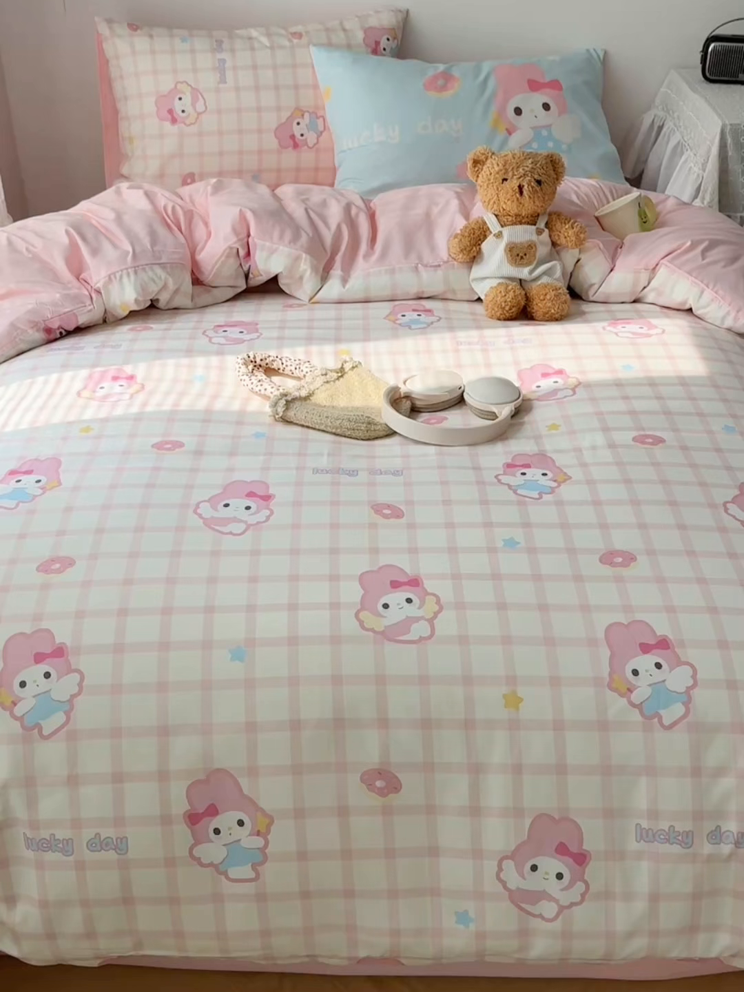91家纺网 家纺一手货源 找家纺 桃心家居 2025新款A类亲肤舒适软糯云柔水洗棉数码印花混搭四件套-少女卡通奶乎乎 云柔水洗棉-甜甜圈美蒂