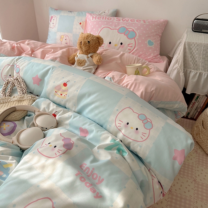 91家纺网 家纺一手货源 找家纺 桃心家居 2025新款A类亲肤舒适软糯云柔水洗棉数码印花混搭四件套-少女卡通奶乎乎 云柔水洗棉-甜心蓝格猫