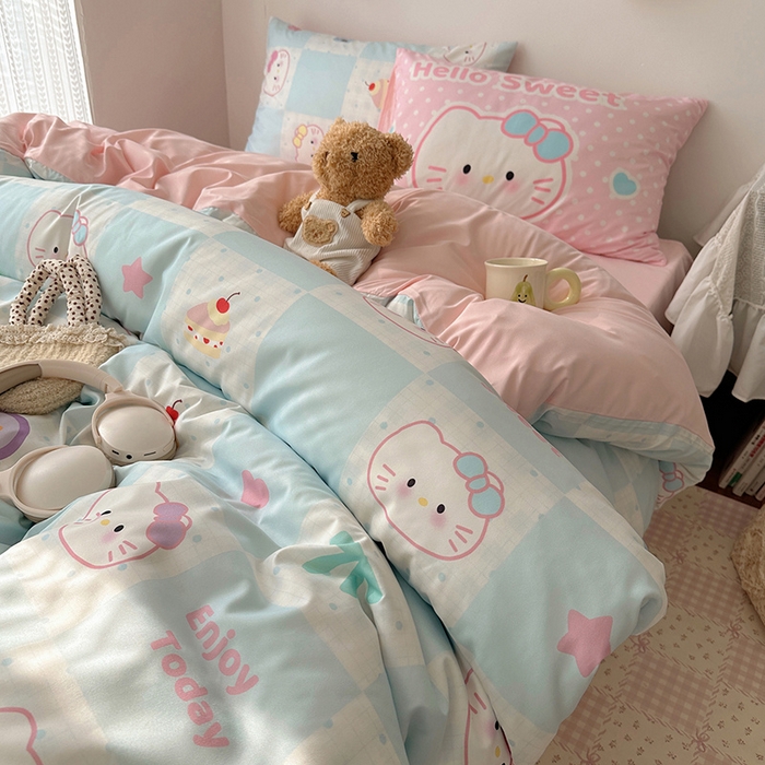 91家纺网 家纺一手货源 找家纺 桃心家居 2025新款A类亲肤舒适软糯云柔水洗棉数码印花混搭四件套-少女卡通奶乎乎 云柔水洗棉-甜心蓝格猫