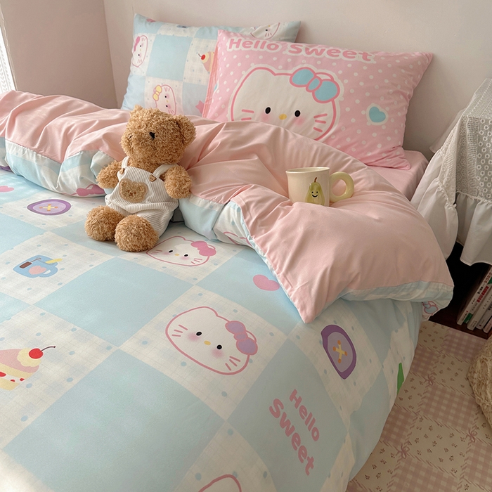 91家纺网 家纺一手货源 找家纺 桃心家居 2025新款A类亲肤舒适软糯云柔水洗棉数码印花混搭四件套-少女卡通奶乎乎 云柔水洗棉-甜心蓝格猫