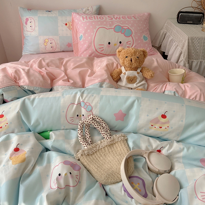 91家纺网 家纺一手货源 找家纺 桃心家居 2025新款A类亲肤舒适软糯云柔水洗棉数码印花混搭四件套-少女卡通奶乎乎 云柔水洗棉-甜心蓝格猫
