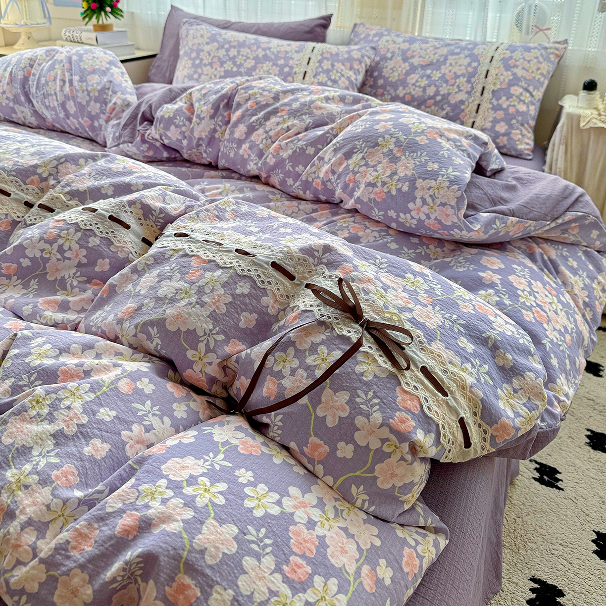 91家纺网 家纺一手货源 找家纺 仟网汇 2025新款古法水洗棉全棉花边蝴蝶结四件套 花开满园