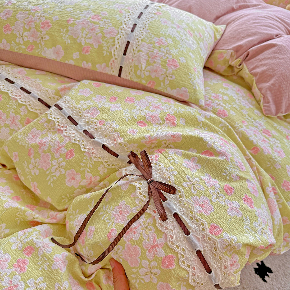 91家纺网 家纺一手货源 找家纺 仟网汇 2025新款古法水洗棉全棉花边蝴蝶结四件套 觅秋