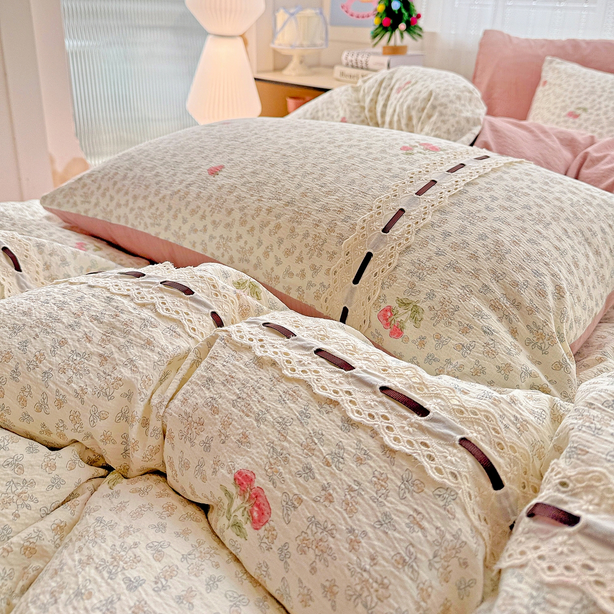 91家纺网 家纺一手货源 找家纺 仟网汇 2025新款古法水洗棉全棉花边蝴蝶结四件套 悠然雅居