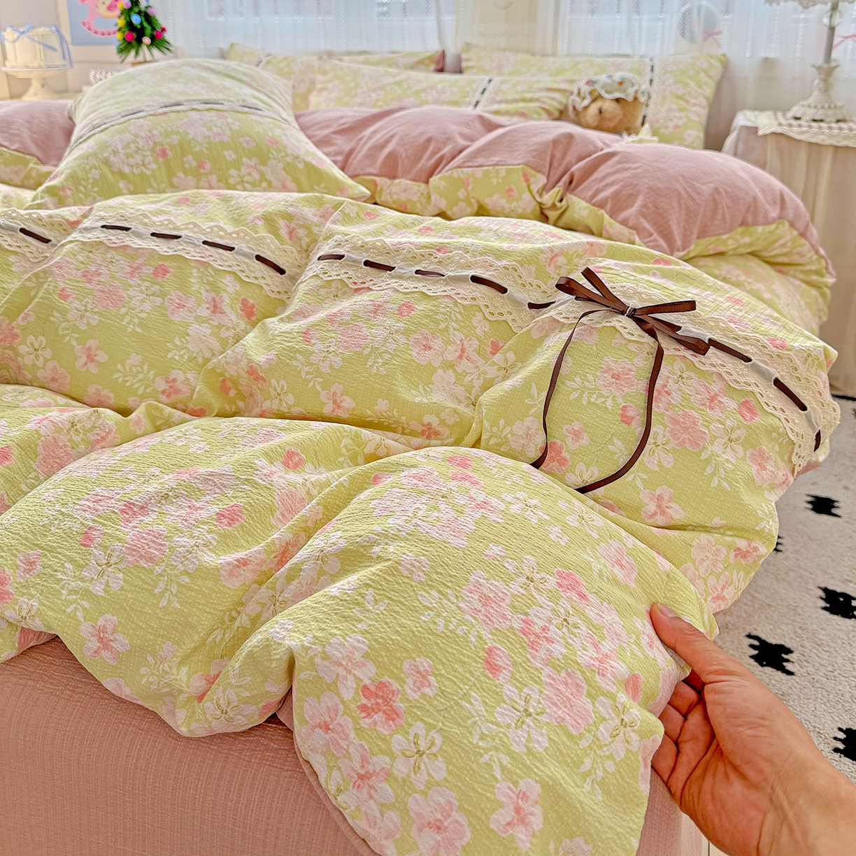 91家纺网 家纺一手货源 找家纺 仟网汇 2025新款古法水洗棉全棉花边蝴蝶结四件套 觅秋