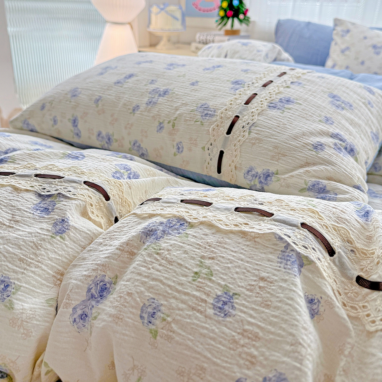 91家纺网 家纺一手货源 找家纺 仟网汇 2025新款古法水洗棉全棉花边蝴蝶结四件套 暮归十里