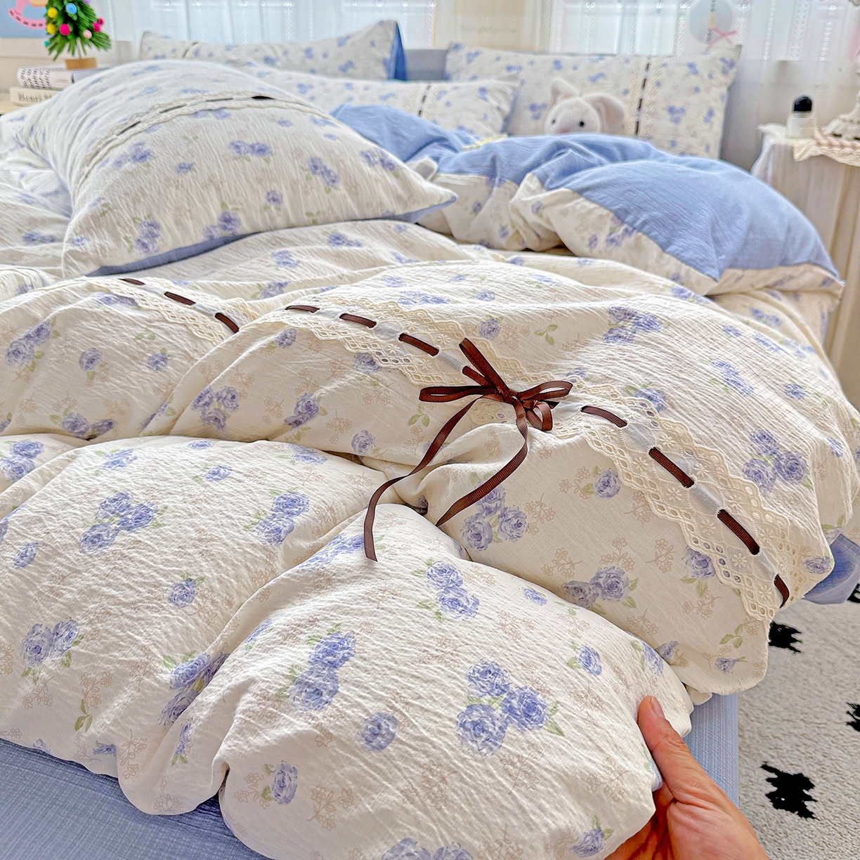 91家纺网 家纺一手货源 找家纺 仟网汇 2025新款古法水洗棉全棉花边蝴蝶结四件套 暮归十里