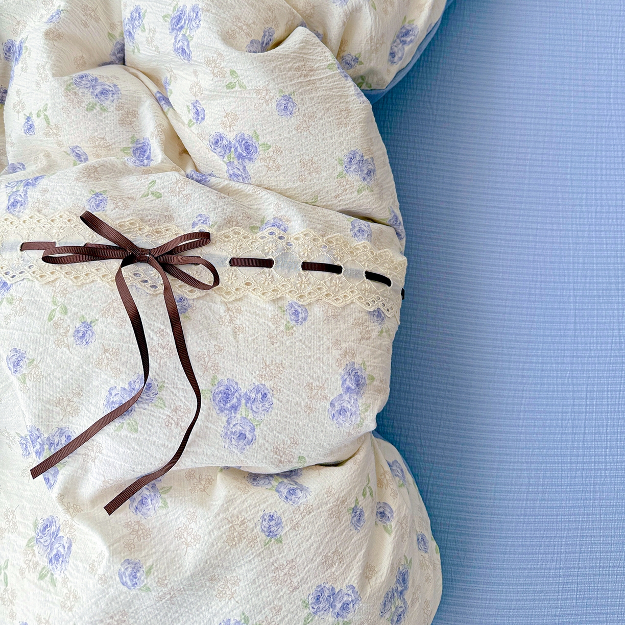 91家纺网 家纺一手货源 找家纺 仟网汇 2025新款古法水洗棉全棉花边蝴蝶结四件套 暮归十里