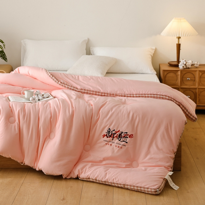 91家纺网 家纺一手货源 找家纺 雯雨家纺 2025新款100%水洗棉棉花冬被 新疆棉-粉色