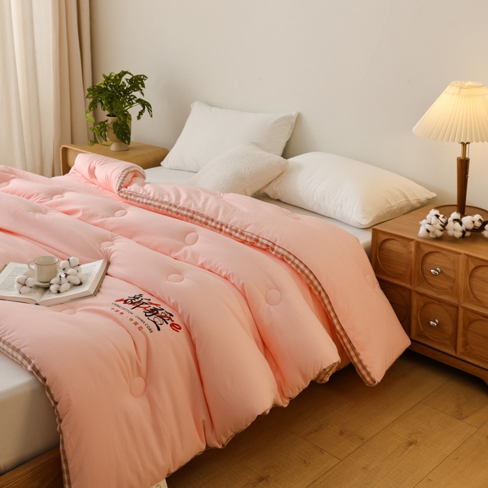 91家纺网 家纺一手货源 找家纺 雯雨家纺 2025新款100%水洗棉棉花冬被 新疆棉-粉色